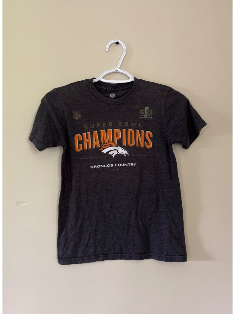 NFL Team Apparel Boys Small Denver Broncos Super Bowl 50 Champions Graphic Tee